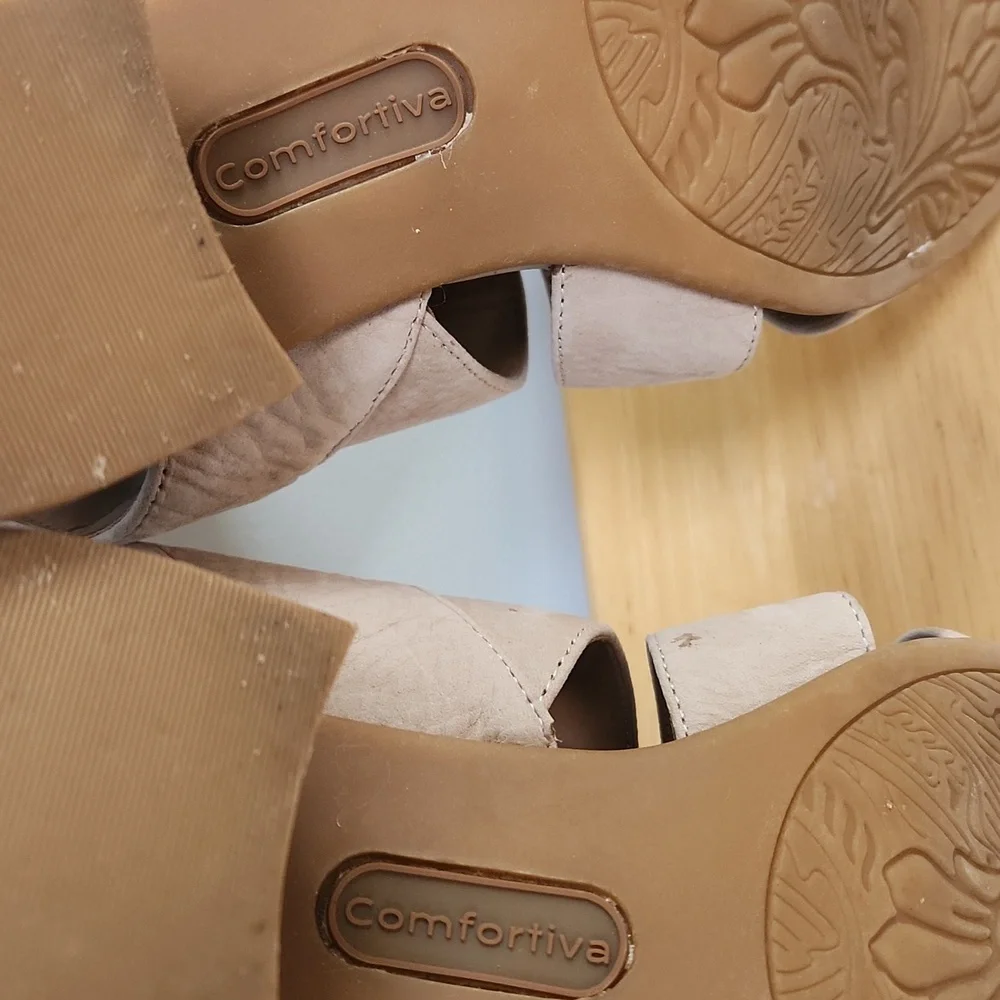 Comfortiva Women's Beige Strappy Sandals Sz. 9 - Picture 8 of 9